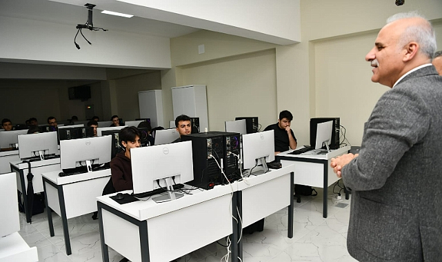 BAŞKAN ZORLUOĞLU ÇARŞIBAŞI’NDA ÖĞRENCİLERLE BULUŞTU