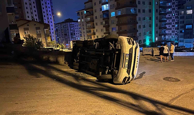 ANKARA YENİMAHALLE'DE SERVİS ARACI DEVRİLDİ: YARALANAN OLMADI