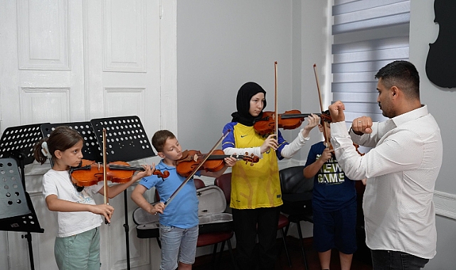 ÖĞRENCİLER BÜYÜKŞEHİR'İN KURSLARIYLA TATİLİN KEYFİNİ ÇIKARIYOR