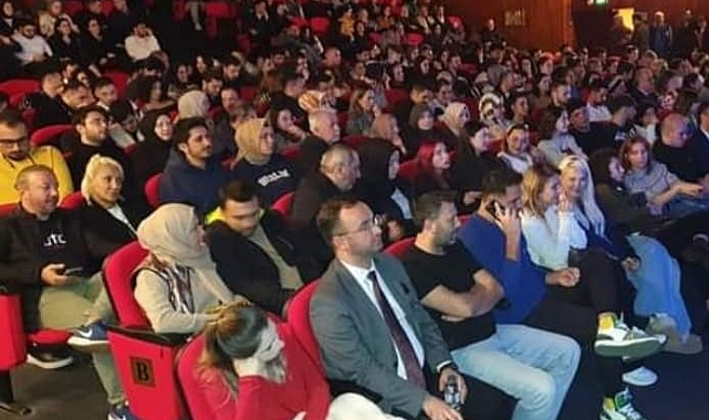 EMEKLİLER TİYATRODA BULUŞTU