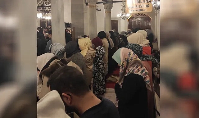 YOK ARTIK... KADIN VE ERKEK YAN YANA TERAVİH KILDI