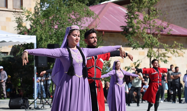 DEDE KORKUT ULUSLARARASI KÜLTÜR VE SANAT ŞÖLENİ BAŞLADI