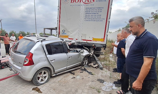 FECİ KAZA: OTOMOBİL TIRA SAPLANDI:2 ÖLÜ, 2 YARALI