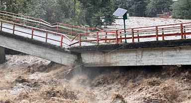 RİZE'Yİ SAĞANAK VURDU: KÖPRÜLER YIKILDI, YOLLAR ÇÖKTÜ!