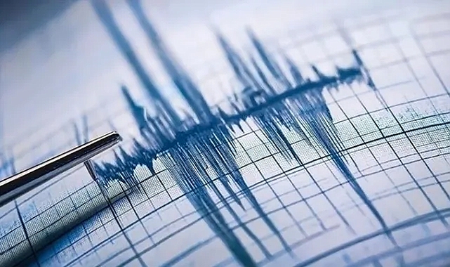 KORKUTAN DEPREM... HERKES SOKAKLARA İNDİ!