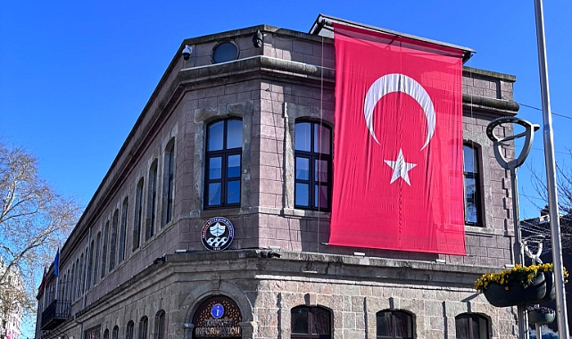BÜYÜKŞEHİR'İN BİNALARI BAYRAKLARLA SÜSLENDİ