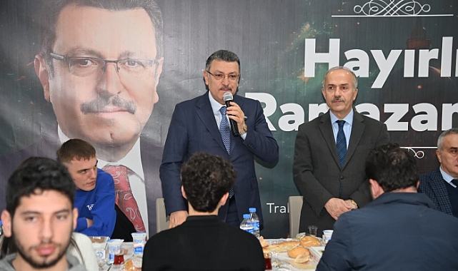 BAŞKAN GENÇ, ÜNİVERSİTE ÖĞRENCİLERİYLE İFTAR YAPTI