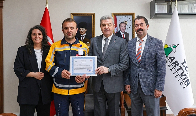 VALİ ERGÜN YILIN SAĞLİK ÇALIŞANLARINI ÖDÜLLENDİRDİ