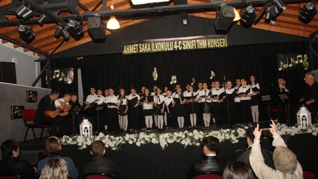 AHMET SAKA ÖĞRENCİLERİ MEZUNİYETLERİNİ TÜRKÜLERLE KUTLADI