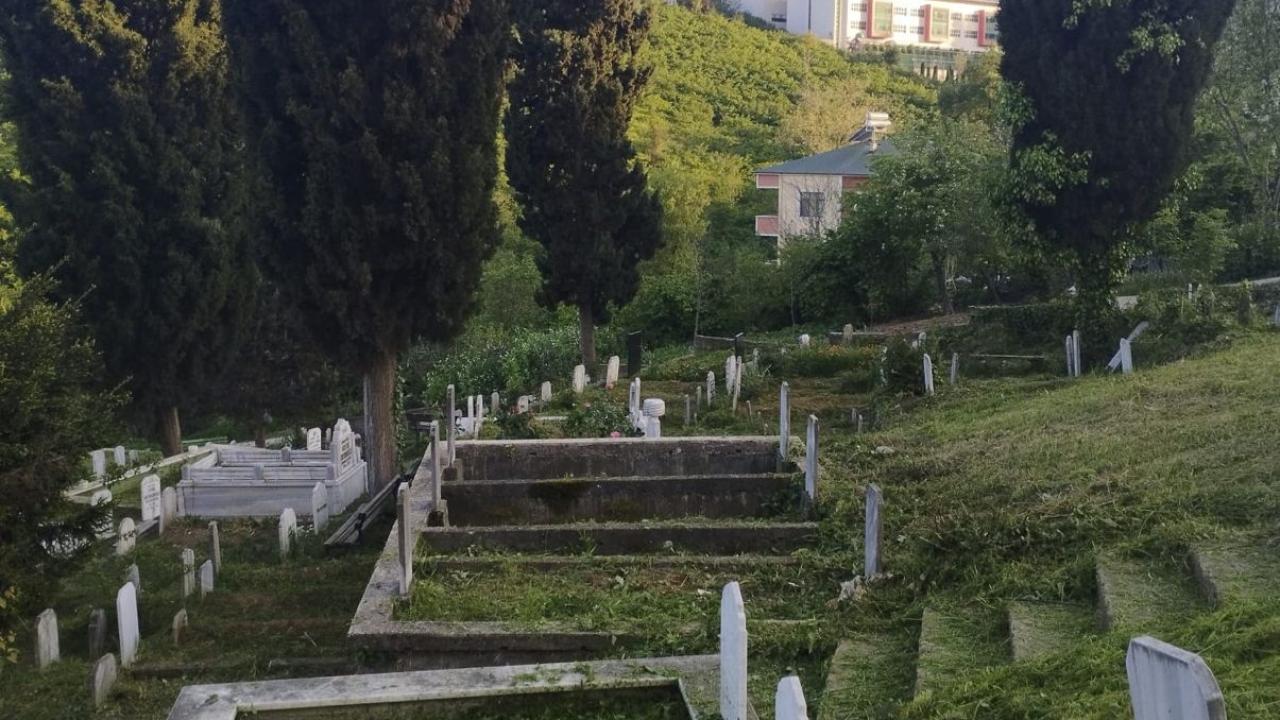 BÜYÜKŞEHİR’DEN BAYRAM ÖNCESİ MEZARLIKLARDA KAPSAMLI TEMİZLİK
