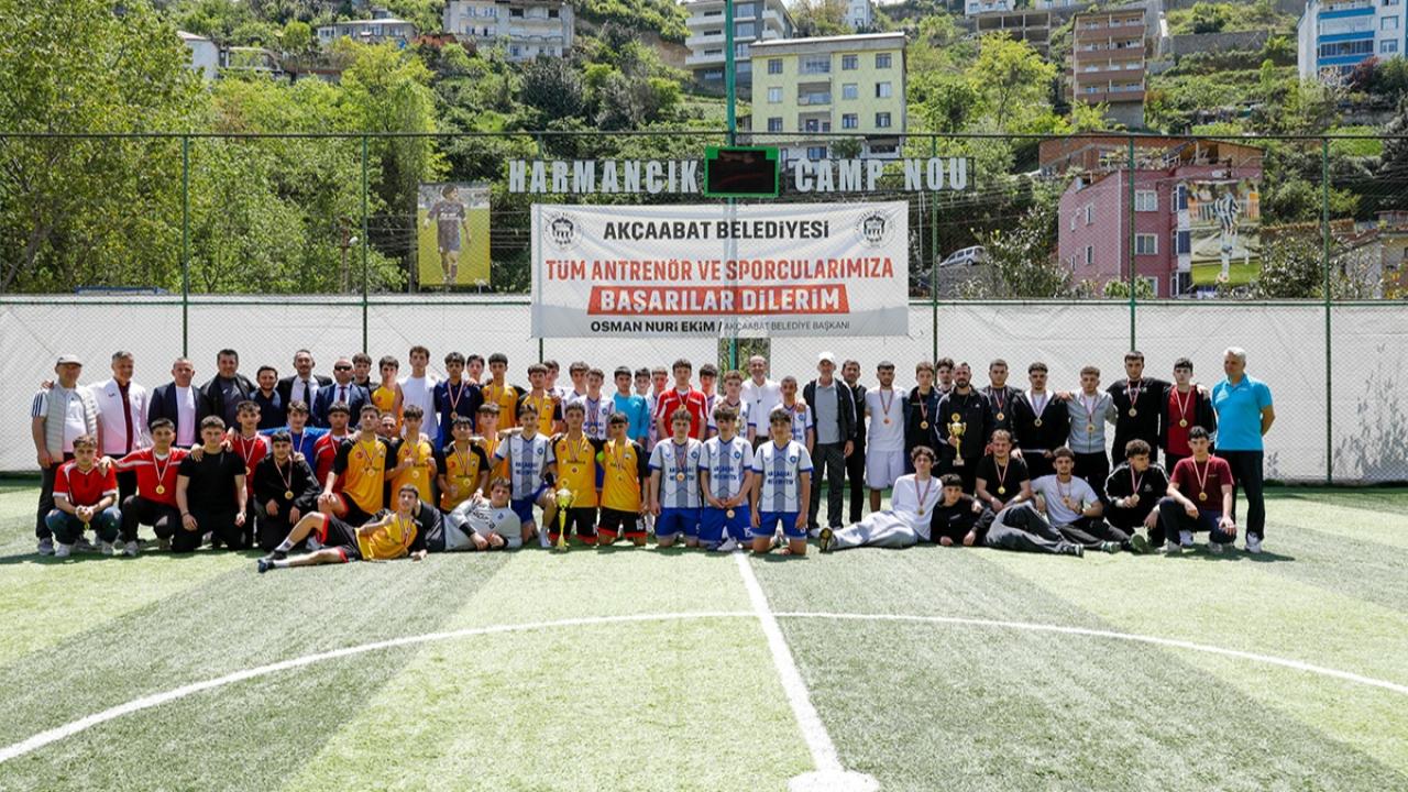 GENÇLER SAHADA BULUŞTU