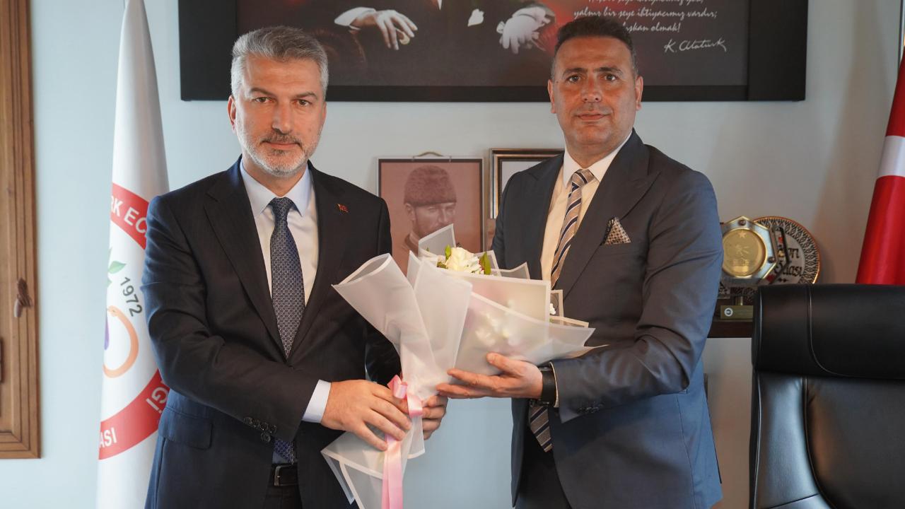 MUMCU'DAN TRABZON ECZACILAR ODASINA ZİYARET
