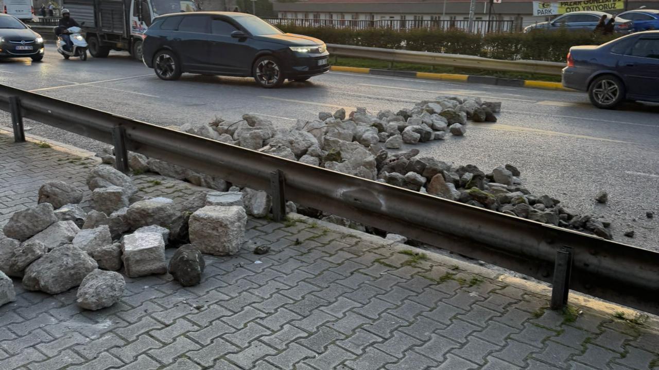 TRABZON'DA BİR GARİP OLAY... TANJANT YOLUNU TAŞLARLA KAPATTI!