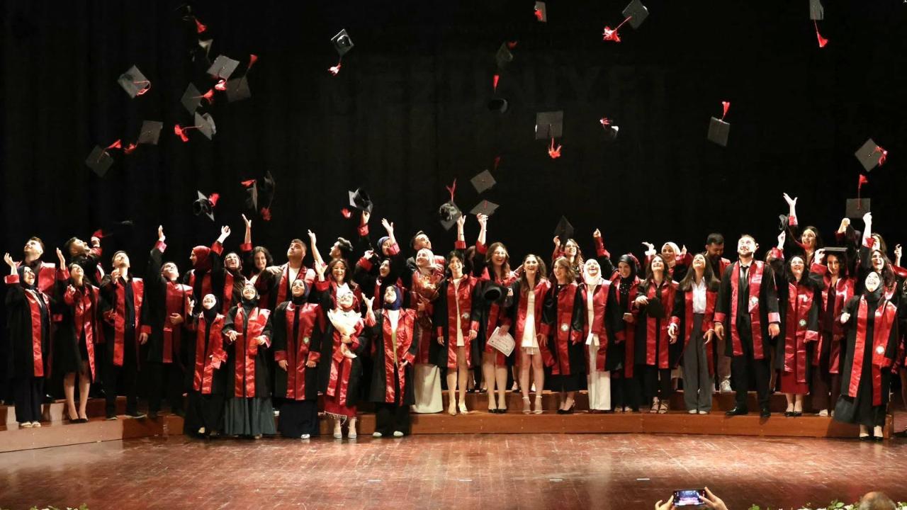 AÇÜ'DE MEZUNİYET COŞKUSU