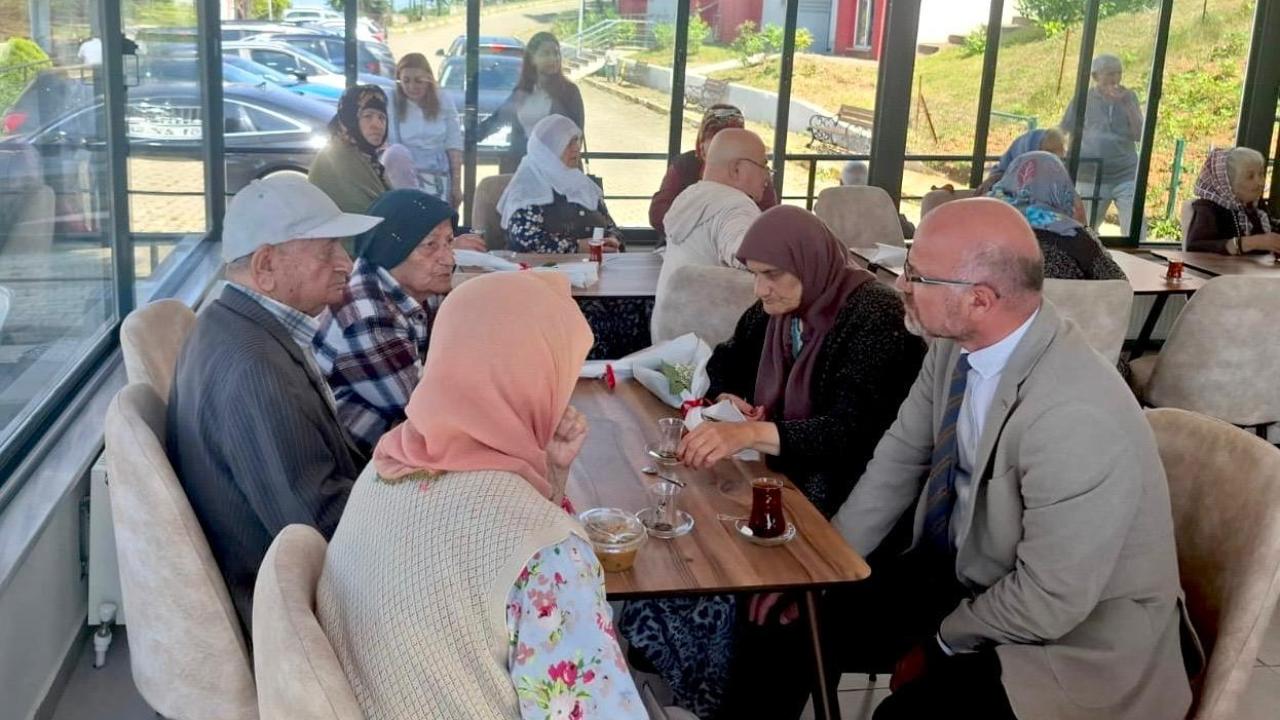 AŞURE GÜNÜ'NÜN BEREKETİ BÜYÜKLERLE PAYLAŞILDI