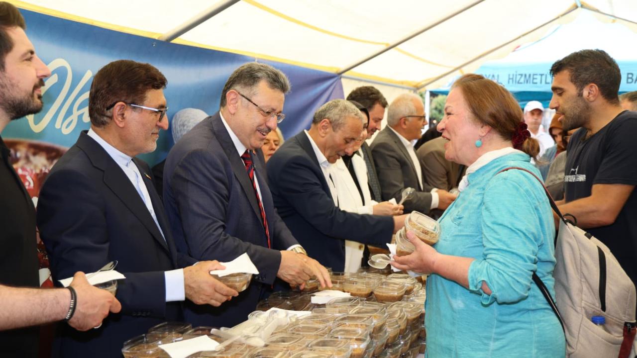 BÜYÜKŞEHİR'DEN 3 BİN KİŞİYE AŞURE İKRAMI