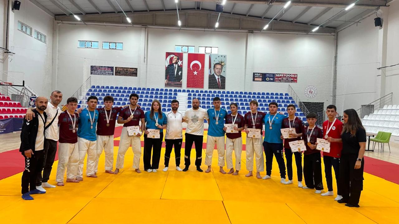 DÜZKÖY’DE SPORDA DEVRİM: ALTIN NESİL TÜRKİYE’Yİ SALLADI!