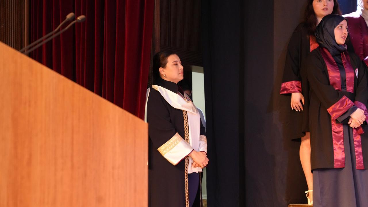 ŞEHİT ÖĞRETMEN AYBÜKE YALÇIN PANKARTI AKADEMİSYENİ SAHNEDE BÖYLE AĞLATTI
