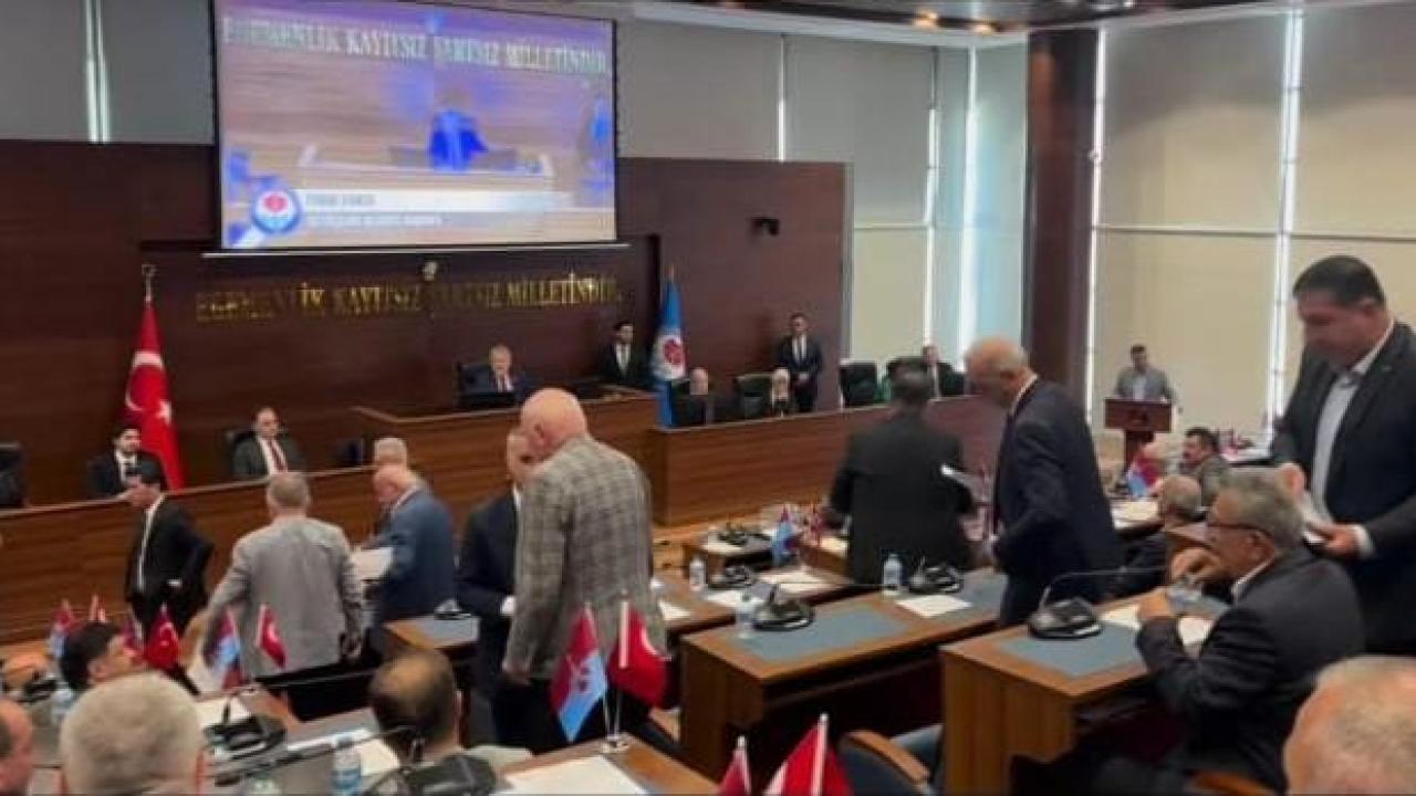 CHP GRUBU MECLİS SALONUNU TERK ETTİ!