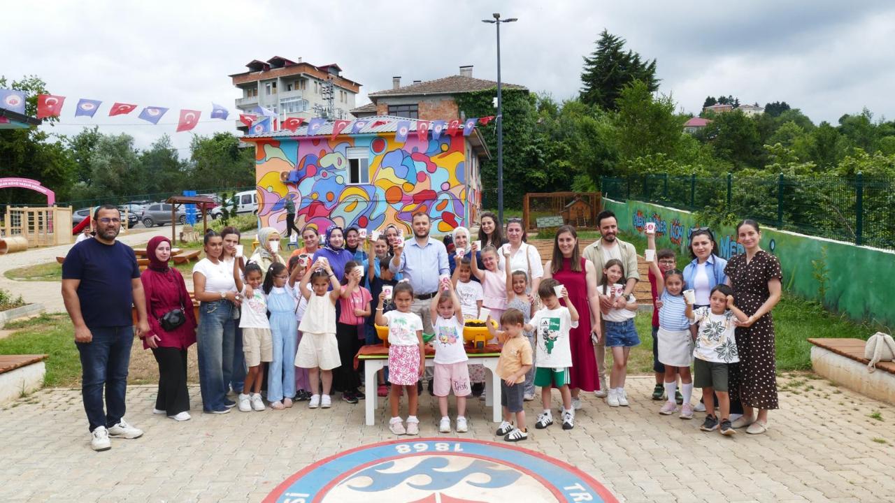 ÇİLEKLİ DÜŞLER KÖYÜ'NDE EBEVEYN-ÇOCUK ATÖLYESİ’NE YOĞUN İLGİ