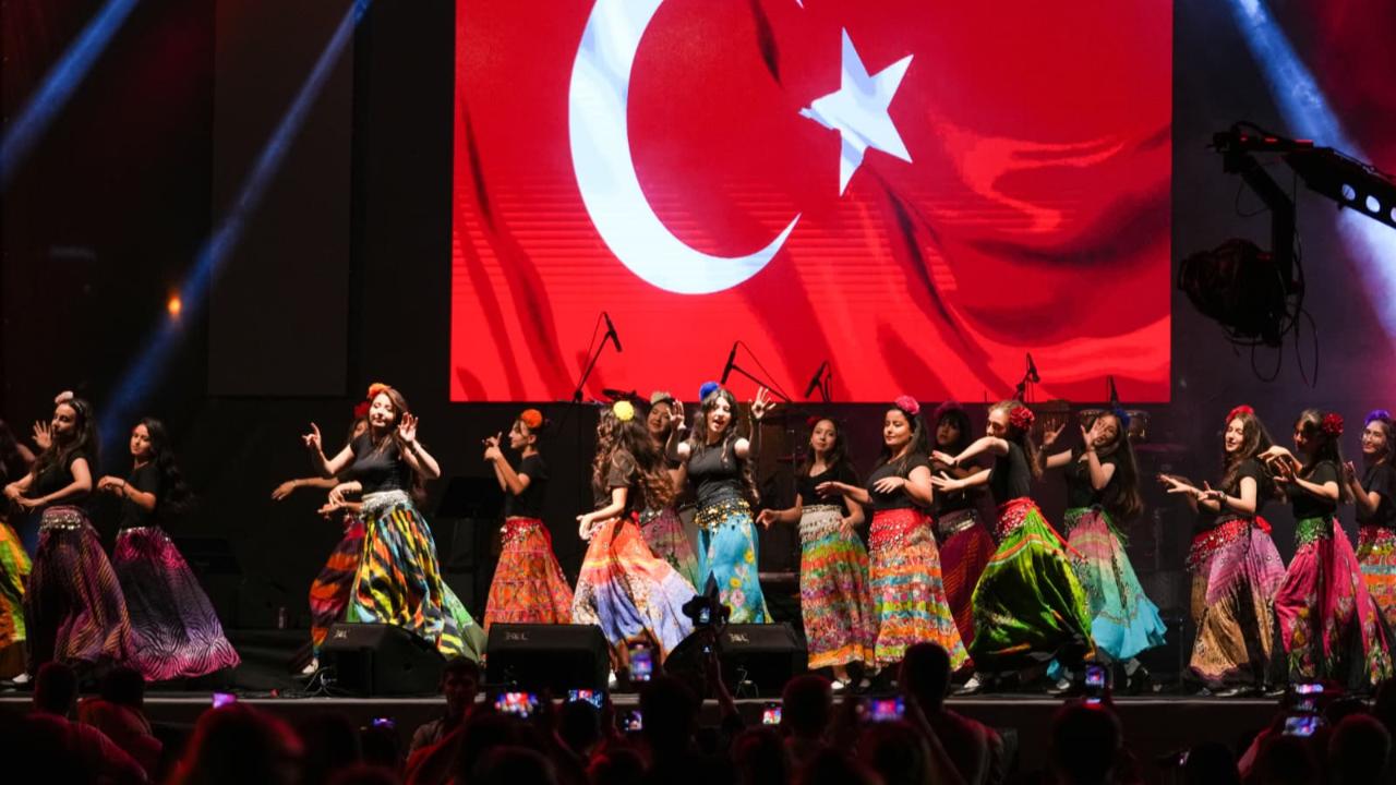 DÜNYANIN KÜLTÜRLERİ TRABZON'DA BİNLERCE VATANDAŞI BULUŞTURDU