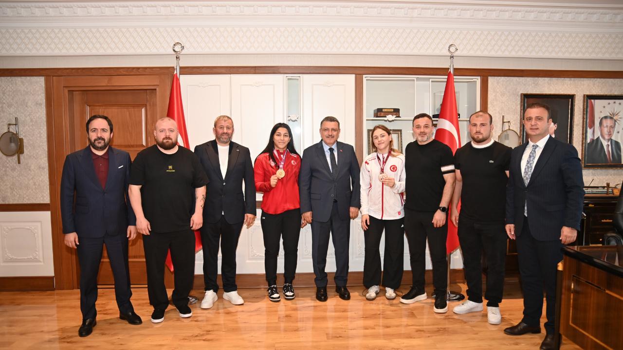 ŞAMPİYON SPORCULARA BAŞKAN GENÇ'TEN ÖVGÜ